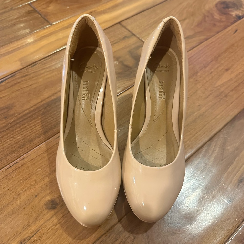 Closet clearout ‼️ Clarks nude pumps with soft cushion